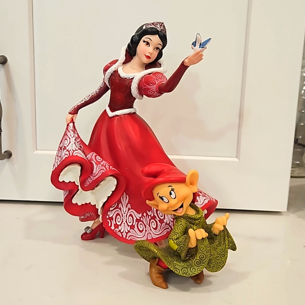 Rare Enesco Disney Showcase Snow White with Dopey Holiday Series figurine